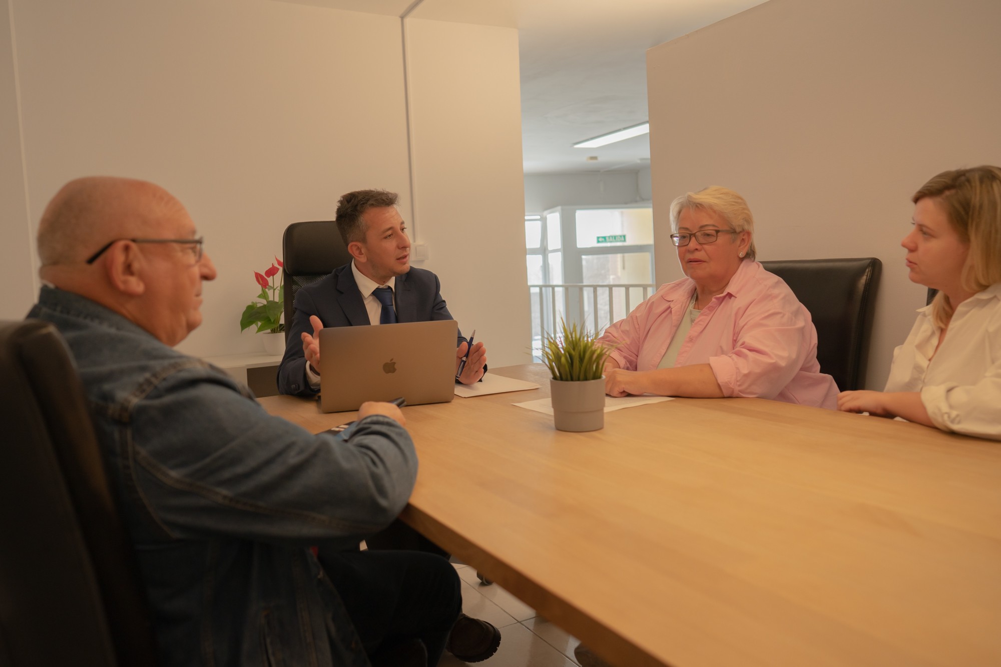 Sergio García Valenta advising three clients around a meeting table